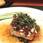 ラトリエ ドゥ ジョエル・ロブション - 北海道産エイ 梅干で酸味を効かせたブールノワゼットと共に