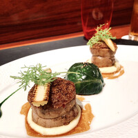 ラトリエ ドゥ ジョエル・ロブション - 越後もち豚フィレ肉のグラチネ 夏野菜のファルシと共に