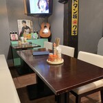 つくね屋ロック - 店内にはベンチシートもあり、ゆったり。。