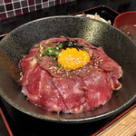 Yakiniku Buru - ＊石垣牛の炙り焼きレアすき丼（大:¥1,500）
                        （汁物、小鉢付）