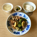 秋華 - 豚肉と揚げ豆腐と夏野菜のピリ辛炒め、玉子スープ、胡瓜の漬け物、ご飯