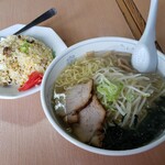 佐久良 - 塩ラーメンと半チャーハンのセット(800円)です。