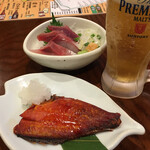 魚豊 - ちょい飲みセット980円の焼魚とお造り