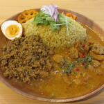 JSPICE - 料理写真:ココナッツチキンカレーとキーマカレーのあいがけ