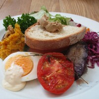 THE GATEHOUSE - 前菜：フォアグラとレバーのパテに カンパーニュ、こだわり玉子（半分）、ケール、キャロット、トマト、茄子、紫キャベツ、南瓜とくるみのサラダ。 生野菜にはうっすらとドレッシングがかけられています。　　　　　2020.07.05