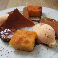 THE GATEHOUSE - DESSERT・いちぢくのタルト：脳天にズキューンと来る様な酸味の有るハイビスカスのソース！ 良いですねェ～。　ハイビスカスといちぢく！　夏の美味しいハーモニーを感じますョ！　　　　　2020.07.05