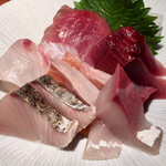 めしの助 - この日のネタは、右上から時計まわりに、①鰹 ②はまち ③鰆 ④真鯛 ⑤生きはだまぐろ 中央に⑥サーモン