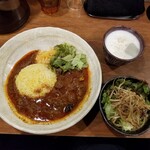 SPICY CURRY 魯珈 - 激辛スパイシービーフカレー～焔homura～とぷちサラダ、ラッシー