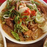 ホルモン食堂 鷹島 - 一味唐辛子投入