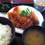 マタリ - 本日の日替わりは、鶏唐揚げ甘酢あんかけと春巻き。
