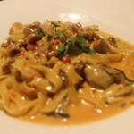 Oyster Bar MABUI - 牡蠣とキノコのトマトクリームパスタ