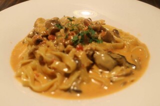 Oyster Bar MABUI 廣島驛前店 - 牡蠣與蘑菇的番茄奶油義大利麵