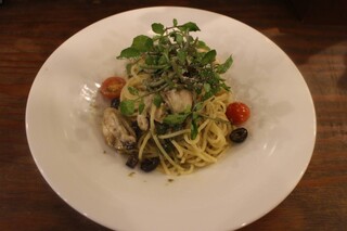 Oyster Bar MABUI 廣島驛前店 - 牡蠣與水田芥菜的油麵
