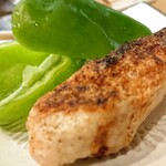 Yakitori Shiraku - オーダーしてから棒に纏わせた鶏ミンチをフックラ焼き上げた。ソノつくねをガッチリ冷やされたパリパリピーマンの上に乗せて「パリッ」といただく◎肉汁効いたつくねを、サラダ感覚でアッサリ食べさせてくれる。