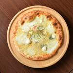 Quattro Formaggi ~4 kinds of cheese pizza~