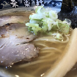 Rairakuken - 醤油のわりに白いスープ