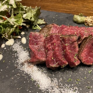 We use the highest rank of domestic Japanese black beef, Saga beef, and safe and secure ingredients.