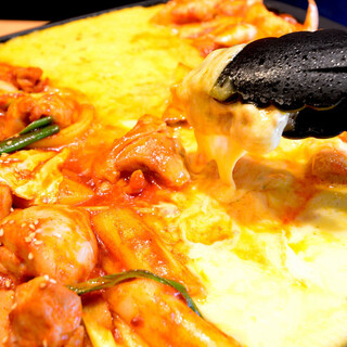 [Our specialty] “Cheese Dakgalbi” made with melty cheese