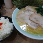 Hodogaya - 並チャーシュー麺\920＋(半)ライス\160