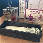 紅虎餃子房 - テーブルセット