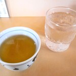 老広東 - お冷や ＆ 食後に提供される熱いジャスミン茶