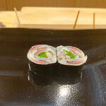 日本橋蛎殻町 すぎた - イワシ、アサツキ、ガリの海苔巻き