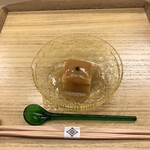 Akasaka Kikunoi - 昼懐石１２１００円。生雲丹豆腐。雲丹を生地に含ませたお豆腐の上に、生雲丹をのせたものです。冷酒にピッタリの先付です（╹◡╹）（╹◡╹）
