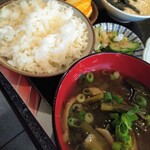 喫茶軽食 たんぽぽ - ごはん　具だくさん味噌汁