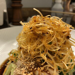 創作麺工房 鳴龍 - 辛味と和えられた白髪ネギ