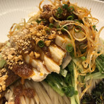 創作麺工房 鳴龍 - ネギの下にはバンバンジー的な鶏