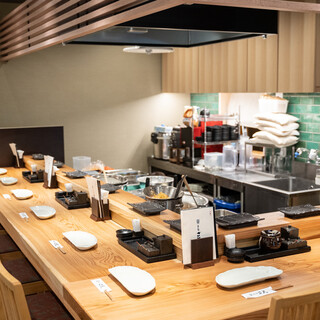 All seats are counter seats. Experience the live experience of frying in front of your eyes