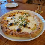 キッチン ミナトヤ - ゴルゴンゾーラチーズとはちみつのピザ
