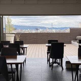 ゆったりと開放感のある広々した空間でおいしいお料理を～