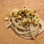 DIRETTO - 食べ応えがある極太パスタ♡
      噛み締める度にうなづいてしまう
      パスタの弾力がすごい。
      コーン甘く炭火の香りがまた良し✨