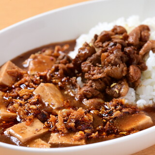 ランチは平日のみ営業！創作鶏麻婆豆腐と汁なし黒担々麺をどうぞ