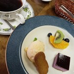 ノースポール - デザートはお席を移動して頂きます。