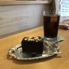 Cafe やどり木 - 料理写真:やどり木ブレンドコーヒー(アイス)495円
くずまき豆腐のガトーショコラ330円