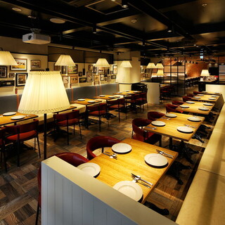 【最大18名様:テーブル席】
                                          女子会やお食事会にぴったりなテーブル席。