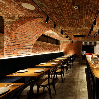 【20～32名様:店内奥貸切】
                                          ビュッフェテーブルを真ん中に設けております。