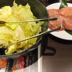 焼肉・冷麺ヤマト - レタスのサラダ、牛タン