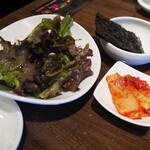 南大門 - ランチ　サラダ、キムチ、韓国海苔