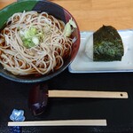 Soba Ni Isammaru - かけそば冷550円 大盛150円 おにぎり120円
                        