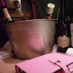 ル クロ - カウンターにはワインクーラーが