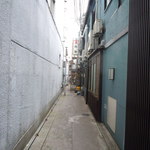 この路地の奥にあるのだ。。