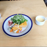 洋食ビストロ夕凪 - 緑黄色野菜もたっぷりの野菜サラダ、ロールキャベツの冷製スープ