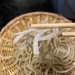 紫仙庵 - 粗挽き蕎麦せいろご主人の粋な計らいで大根を重ねて頂きました。