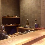 Suzukino - カウンター奥には笠間焼の酒器と肴器がならんでします