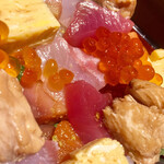 Suzukino - 特にしめ鯖と煮穴子が美味でした　酢飯の具合も大変良くて美味しいばらちらしでした