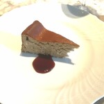 La Brianza - 神バナナのチーズケーキ。無農薬で育てられるから皮まで食べられる、本当の意味での神バナナ。バナナの味わいが半端なく感じられ、甘み控えめ。すごくおいしくて、とても楽しめました。カラメルソースともバッチリ！