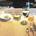 La Brianza - 蒸し暑さに素直に負けて、ノンアルコールビール頼んじゃいました～　ゼッポリーニと自家製フォカッチャも安定のおいしさ♡